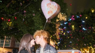 直击重庆解放碑钟声跨年许愿夜，热吻迎新年