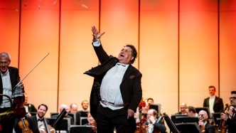 在劇院過2025最后一個夜晚，上?？缒暌埂八嚒豹q未盡