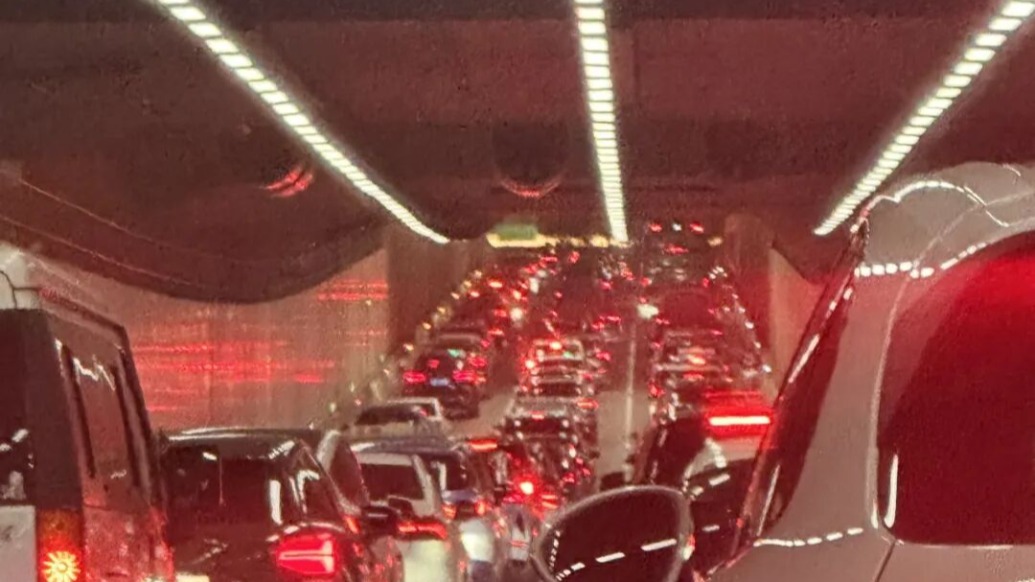 一片红！深圳昨晚跨年夜叠加元旦出行，多路段堵得一动不动