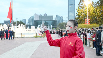 元旦升旗仪式上，福州听障学生手语同步“唱”响国歌
