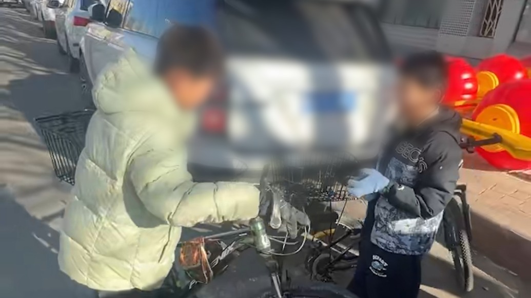 男孩骑车撞到路边车辆主动担责,车主:“不用赔偿,新年快乐”