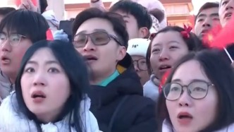 2026年第一天，天安门广场升旗仪式后现场唱响《歌唱祖国》