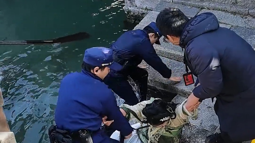 “新晉奶爸”消防員寒冬跳水救起落水女子，景區(qū)：將表彰嘉獎
