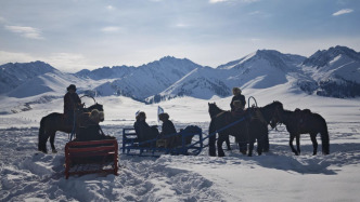 夏季不缺游客的赛里木湖、那拉提景区，也开始“卷”冬季旅游了