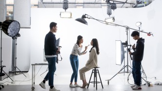 短劇造富折疊：頂流年入千萬，群演時薪不到9元