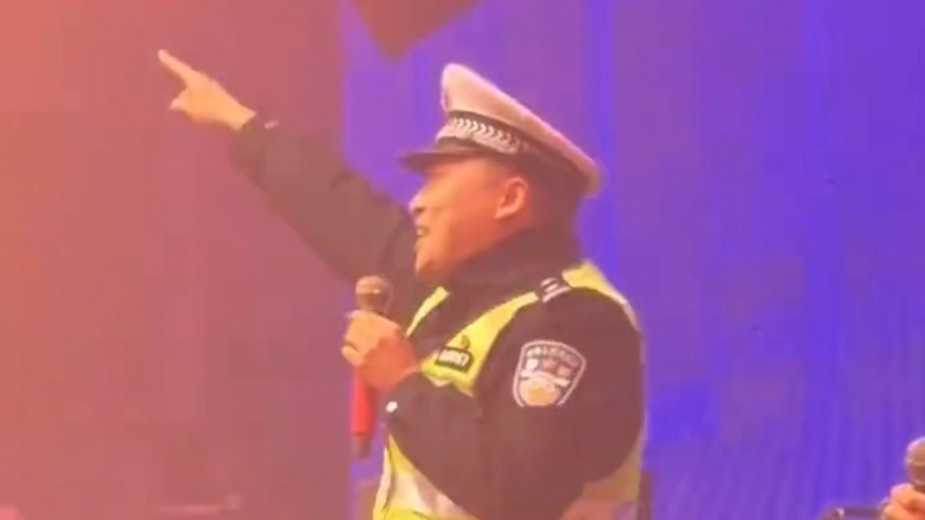 襄陽(yáng)交警跨年夜“空降”酒吧，喊麥?zhǔn)接埠诵麄骶芙^醉駕