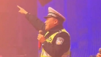 襄陽交警跨年夜“空降”酒吧，喊麥式硬核宣傳拒絕醉駕