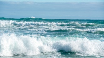 一名25岁中国女子在悉尼被巨浪卷入海中丧生