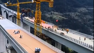 猴子河特大桥垮塌半年后恢复通车，“最幸运卡车司机”游国春重回现场分享直播