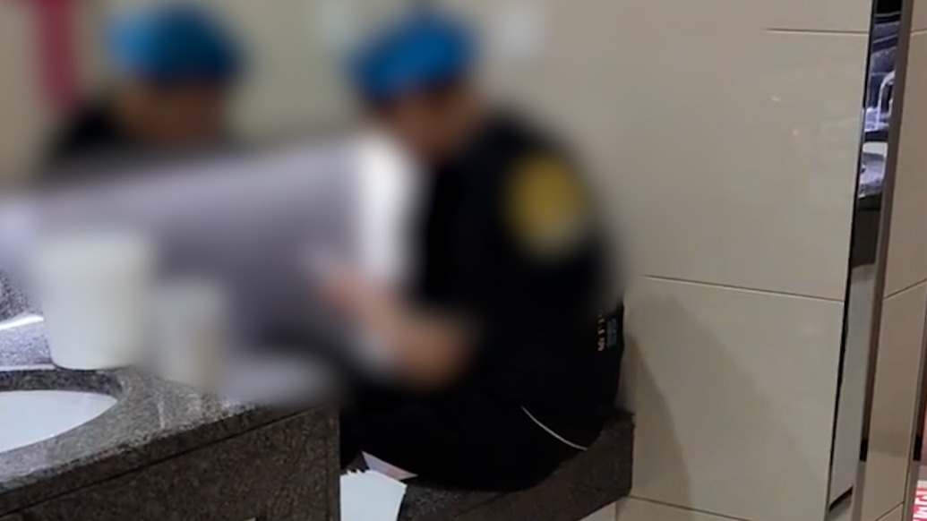 重慶機(jī)場(chǎng)回應(yīng)有人用兒童洗手盆洗腳：租賃商戶員工所為，已處置