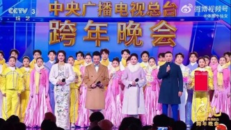 跨年晚会主持人穿厚衣服串场引热议：堪称礼仪科学性与人文关怀的生动实践