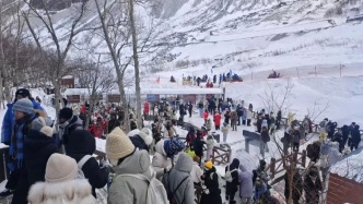 元旦第二天多地游客客流同比大幅上升：景區(qū)限流，“洗浴”成東北熱門(mén)消費(fèi)項(xiàng)目