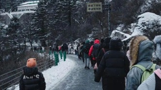 陕西太白山景区下雪数百名游客一度滞留，3日将闭园