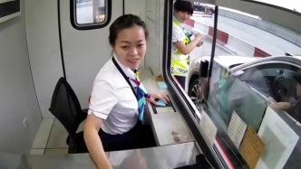 高速收费员一年垫付10多万元过路费，司机全额归还