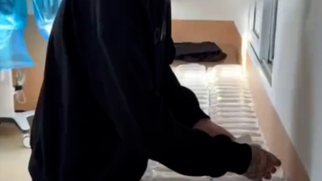 护士炫耀男友“陪值夜班”并带其进配药室，青岛卫健委：停职处理