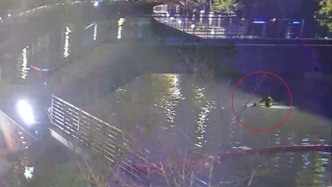 女子元旦當(dāng)日翻橋輕生，上海五旬民警躍入冰冷河水中救人