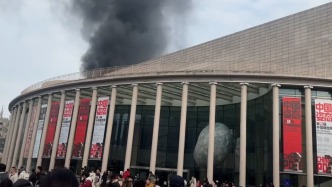 湖北美术馆发生火灾？武汉市应急管理局回应消防已到场救援，正核实起火原因