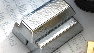 2025年商品市场极致分化：白银大涨146%，原油暴跌超18%