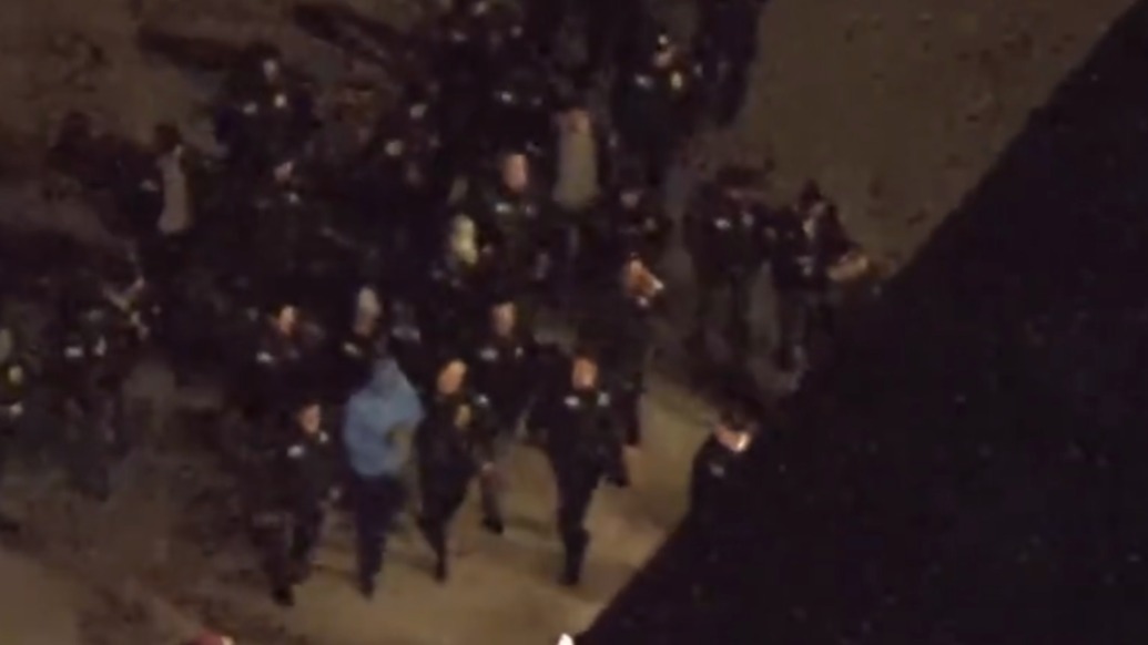 现场|马杜罗戴手铐抵美,大批警力押送