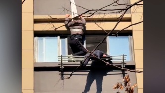 老人坠落七楼晾衣架双腿悬空，小区保安队长拴着消防水带救回