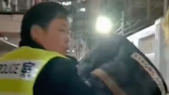 上海这位51岁军转民警元旦夜跳入冰河救人，脱下警服为她披上生的希望