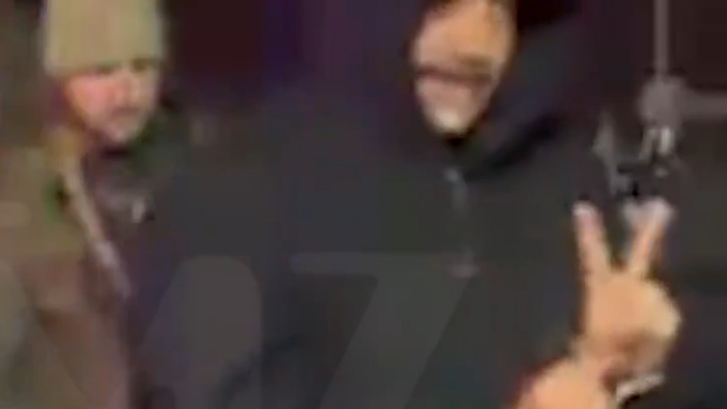 被美军押到纽约，马杜罗冲镜头比了个“V”