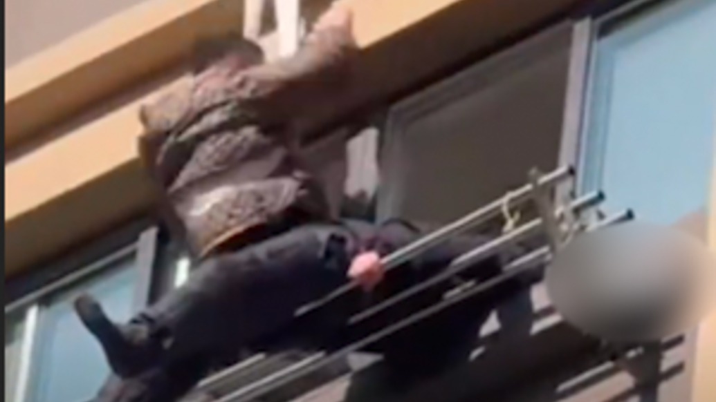 真“退伍不褪色”，老人從高樓墜落懸在半空，退役軍人和保安合力救回