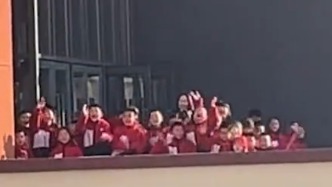 這波“百子送?！碧鸲瘸瑯?biāo)！結(jié)婚路過小學(xué)孩子們隔空送祝福，新人撒喜糖分享喜悅