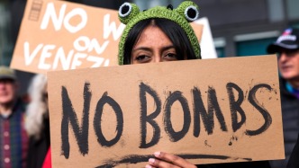 第1現(xiàn)場｜“反對向委內(nèi)瑞拉開戰(zhàn)”，美國超百城抗議霸凌戰(zhàn)爭