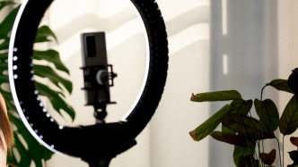 掃描“主播”｜“程程正能量”直播算命帶貨，虛構(gòu)劇情賣“改命”吊墜被指違法