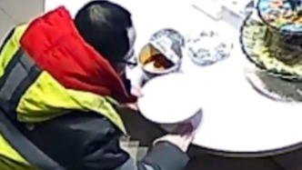 “給你加個菜”，環(huán)衛(wèi)工人進店借熱水泡面，店主為其煮了盤餃子