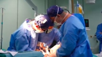 男孩患肝母细胞瘤，医护10小时接力助娃获新生