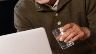 9.9元卖书送课？学中医一个月就能开店？揭秘老年课堂骗局套路