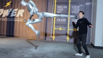 宇樹(shù)人形機(jī)器人H2訓(xùn)練視頻曝光：騰空側(cè)踢嚇退王興興