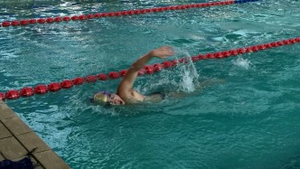 折翼亦能破浪！腰間綁浮漂泳池逐夢，對話單臂獨(dú)腿運(yùn)動員唐千