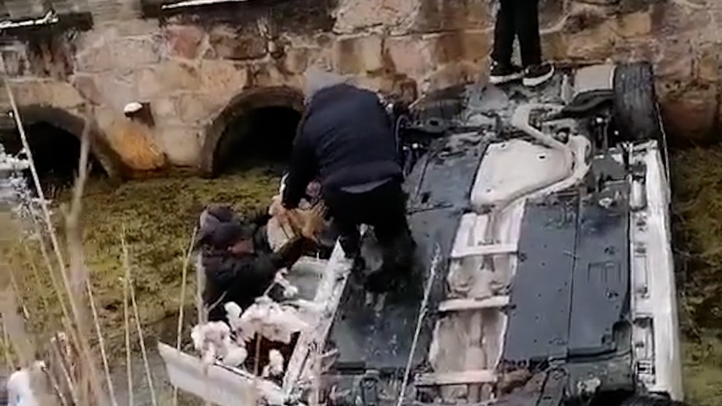 雪天路滑轿车坠河，两名公交司机合力救出一家三口