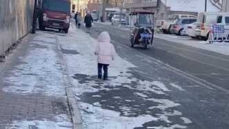 哈尔滨大哥零下20℃街头捡到走失娃，遇路人“暖心制约”