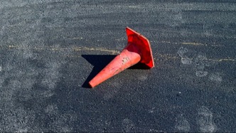 司机遇醉酒人拍车门加速驶离致其被后车碾压身亡，被判肇事逃逸