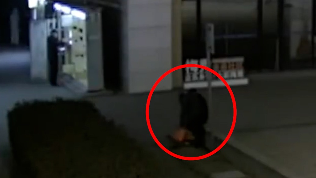 散步“天降”5萬(wàn)元存單，老兩口原地等失主