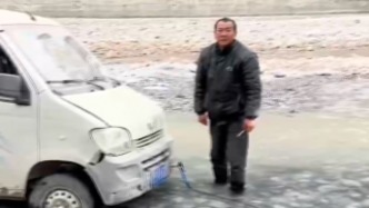 心疼！男子陷車(chē)后光腳在水里刨石，幸遇好心人幫忙免費(fèi)拉車(chē)