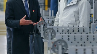 人民日报刊文批一些党员干部习惯于坐在办公室“拍脑袋”决策，对群众诉求漠不关心