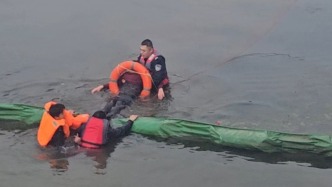 女子寒冬落入冰冷湖中，湖北大冶市三名民辅警湖中接力救援