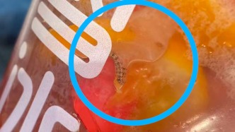 消费者称在蜜雪冰城奶茶中发现虫子，商家：已给予超十倍赔偿