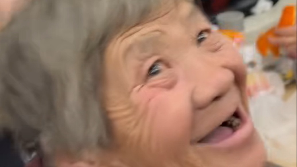 小小的举动大大的暖，火车上老人有座蹲过道，女孩暖心帮寻回座位