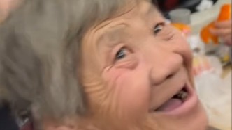 小小的举动大大的暖，火车上老人有座蹲过道，女孩暖心帮寻回座位