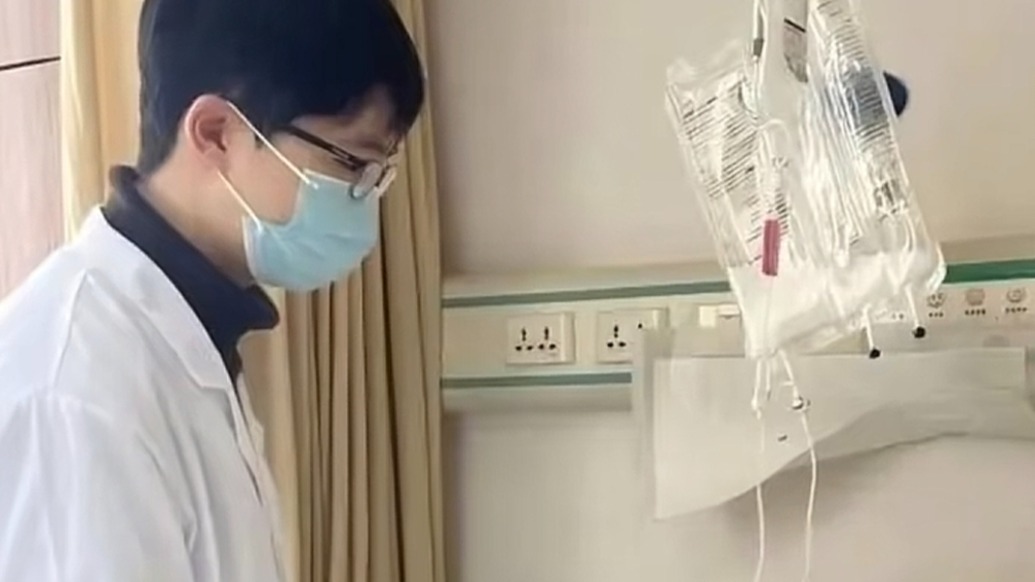 醫(yī)學(xué)生深夜三敲鄰居門，從死神手中搶回胃穿孔老人