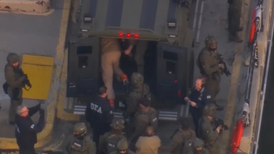 穿拖鞋跛行、跪着爬上囚车，马杜罗押送画面曝光被指公开羞辱