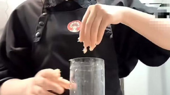 “店員徒手操作”？霸王茶姬：系擺拍，辭退涉事員工、門店停業(yè)整頓