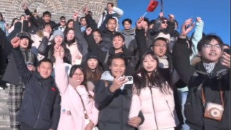 少年心气是不可再生之物，长城游客齐诵《清平乐·六盘山》，山河壮阔处壮志响彻云霄