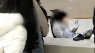 收費(fèi)員不顧病人排長(zhǎng)隊(duì)自己玩手機(jī)？醫(yī)院：電腦斷網(wǎng)在手機(jī)上操作